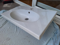 Prodam keramičen umivalnik širine 75 cm