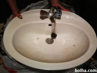 Prodamo umivalnik za kopalnico.