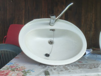 Umivalnik keramični bel 60cm širok