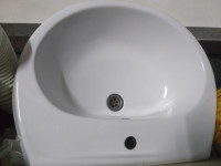 Umivalnik s pipo dimenzij 60×50 cm