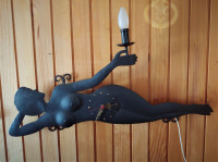 Ročno kovana ležeča ženska z uro in lučjo