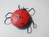 Ročno kovana stenska ura z lučjo v obliki pikapolonice