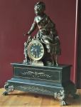Francoska komodna ura z bronasto figuro