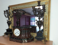 Francoska marmornata kaminska ura s svečniki