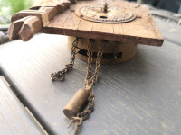 Starinska lesena ura,miniaturna ura,miniatura,ura na uteži,