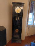 Starinska stoječa ura z dvema utežema v črni barvi