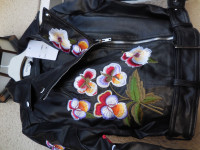 ČRNA USNJENA JAKNA Z VEZENINO IN ETIKETO M (Envy me Paris)