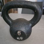 Utež kettlebell 8 in 6 kg