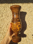 Lesena izrezljana vaza, svetla in temna