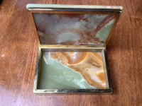 Okrasna darilna škatlica iz poldragega kamna ONIKSA, pozlačen rob