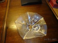 okrasna posoda iz prozornega stekla z dekoracijo