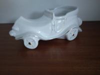 Posoda porcelan v obliki automobila