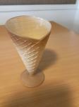 Prodam stekleno vazo v obliki korneta