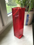 Rdeča steklena vaza
