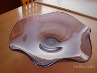 skleda vijolčne barve, vijugasta, steklena