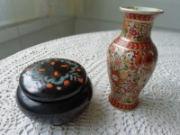 Vaza s poslikavo in okrogla šatulja, porcelan