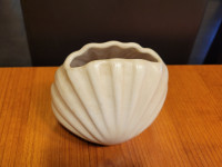 vaza, vazica oblike školjke višina 12 cm