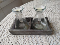 Vazici s epruvetama v lesenem podstavku, vel.18x9,5x11 cm (D,Š,V)