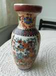 Večja vaza z bogato poslikavo, porcelan, viš. 26 cm