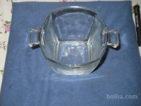 steklena posoda z držali