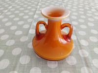 STEKLENA VAZA Z DVEMA ROČAJEMA ,ORANŽNE BARVE,STEKLO