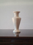 Vaza iz belega marmorja