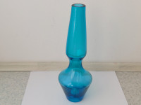 VELIKA,TEŽKA,STEKLENA VAZA,NEBESNO MODRE BARVE,OBLIKE STARIH SVEČNIKOV