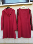 BORDO RDEČ KOSTIM OBLEKA IN PLAŠČ M