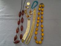 3 ogrlice in 3 zapestnice (bižuterija)