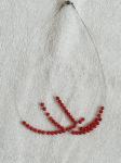 Nova ogrlica z drobnimi rdečimi kroglicami