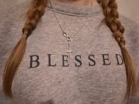 Prodam NOVO verižico iz jekla z obeskom križ in znak neskončno 15 eur