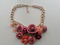 Roza cvetlična ogrlica