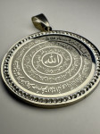 Duhovni obesek z arabskim zapisom – simbol vere, zaščite in notranjega