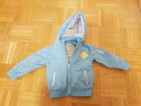 Svetlo modra prehodna jakna znamke Kanz, velikosti št. 86
