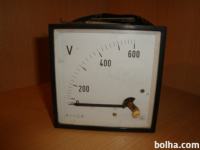 volt meter 0 do 600 V štirikotni velikosti 9,5 x 9,5 cm