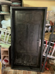 masivna starinska vrata z novim podbojem