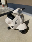 Otroški skuter Vespa na baterijo + čelada