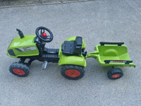 Otroški traktor na pedala s prikolico