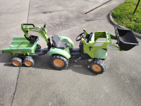 otroški traktor  na pedala s nakladačem in kopačem ter prikolico