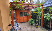 Lesena pergola – podaljšek vrtne ute