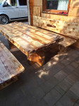Masivna lesena miza z klopjo