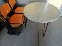 Okrogla miza ter stoli