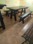 Lesena miza+ dve klopi