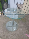 Steklena okrogla miza za balkon