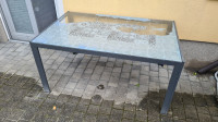 Steklena zunanja jedilna miza
