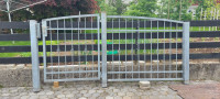 Pocinkana kovinska vrata za osebni prehod z ograjo skupne širine 310cm