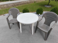 Dva (2) plastična stola + GRATIS PVC miza
