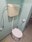 Podarim WC školjka z desko in kotličkom za splakovanje
