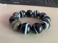 Masivna elastična zapestnica s podražim kamnom ahat