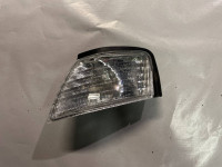 18-3516B - SMEROKAZ SPREDAJ LEVI ŽMIGAVEC NISSAN PRIMERA